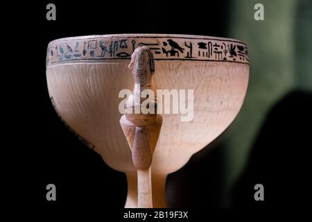 Calice di loto o Wishing Cup dalla Mostra di Tutankhamun a Londra. Foto Stock