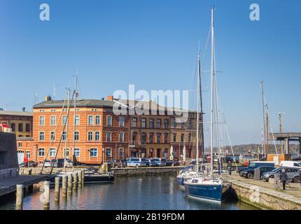 Città del porto con barche a vela di lusso a Stralsund, Germania Foto Stock