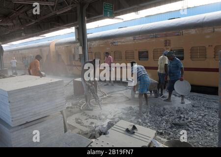 Lavori di costruzione alla stazione ferroviaria centrale di Chennai, Chennai, Tamil Nadu. India del Sud. Foto Stock
