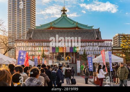 Ueno, giappone - 02 gennaio 2020: Popolo giapponese in attesa di pregare nel tempio di Bentendo nel parco Ueno dedicato a uno dei sette dèi o Foto Stock