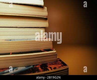 una vista laterale di una pila di libri Foto Stock