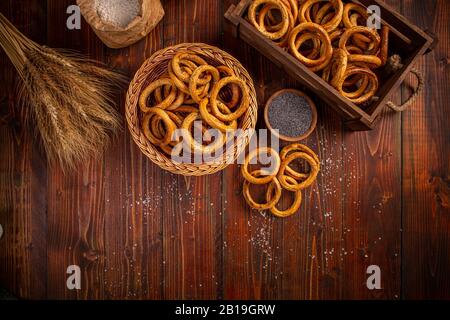 Anello pretzel su legno Foto Stock