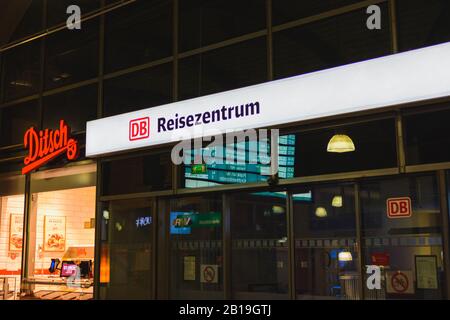 Magonza, Germania 28 gennaio 2020 negozi di segnaletica alla stazione ferroviaria locale in serata. Foto Stock