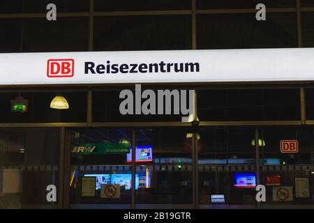 Magonza, Germania 28 gennaio 2020 negozi di segnaletica alla stazione ferroviaria locale in serata. Foto Stock