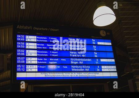 Magonza, Germania 28 gennaio 2020: Imbarco alla stazione ferroviaria di Magonza, Germania. Foto Stock