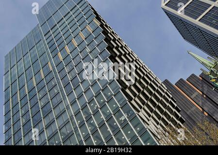 Facciata a sbalzo. Sixty Martin Place, Sydney, Australia. Architetto: Hassell, 2019. Foto Stock