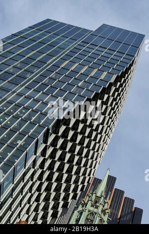 Facciata a sbalzo. Sixty Martin Place, Sydney, Australia. Architetto: Hassell, 2019. Foto Stock