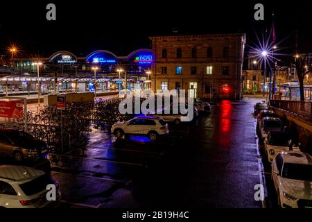 Magonza, Germania - 28 gennaio 2020: Strade notturne vicino alla stazione centrale di Magonza, Germania. Foto Stock