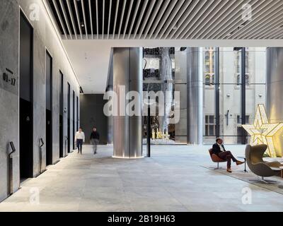 Hall e ascensori. Sixty Martin Place, Sydney, Australia. Architetto: Hassell, 2019. Foto Stock