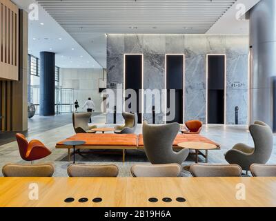 Lobby con area salotto e ascensori. Sixty Martin Place, Sydney, Australia. Architetto: Hassell, 2019. Foto Stock