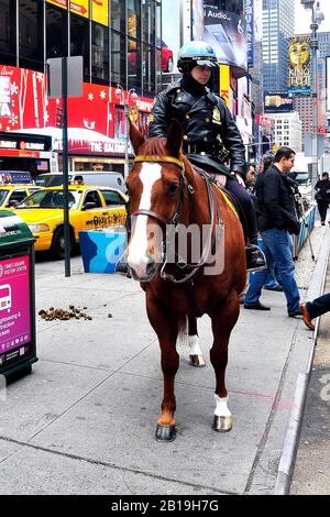Ufficiale NYPD a cavallo in Times Square New York City, United Sates of America Foto Stock