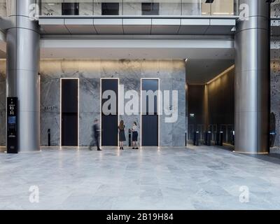 Ascensori nella hall. Sixty Martin Place, Sydney, Australia. Architetto: Hassell, 2019. Foto Stock