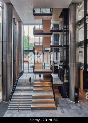 Lobby che guarda all'entrata di Macquarie Street. Sixty Martin Place, Sydney, Australia. Architetto: Hassell, 2019. Foto Stock