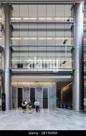 Ascensori nella lobby e livelli da podio. Sixty Martin Place, Sydney, Australia. Architetto: Hassell, 2019. Foto Stock