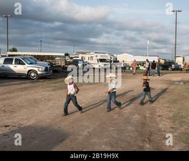 Giovani cowboy all'Okmulgee Invitational, il più antico rodeo afroamericano degli Stati Uniti. Okmulgee, Oklahoma. Foto Stock