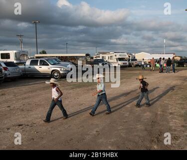 Giovani cowboy all'Okmulgee Invitational, il più antico rodeo afroamericano degli Stati Uniti. Okmulgee, Oklahoma. Foto Stock