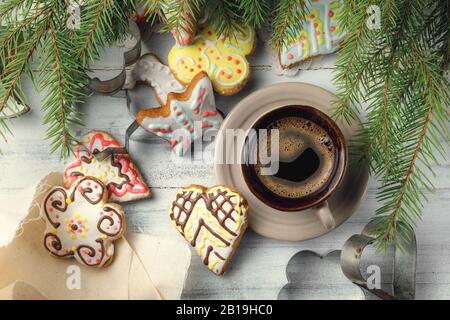 Tazza di caffè nero con albero di natale e biscotti di pan di zenzero, vista dall'alto Foto Stock