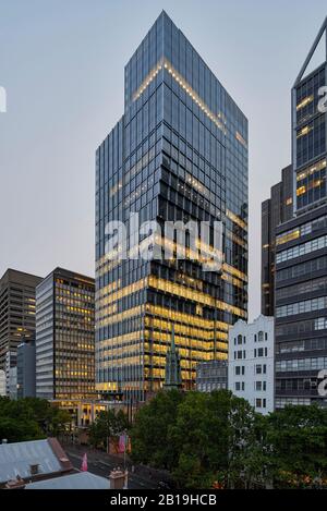 Vista sopraelevata da Macquarie Street. Sixty Martin Place, Sydney, Australia. Architetto: Hassell, 2019. Foto Stock