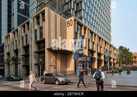 Vista del podio da Phillip Street. Sixty Martin Place, Sydney, Australia. Architetto: Hassell, 2019. Foto Stock