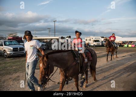 Giovani cowboy all'Okmulgee Invitational, il più antico rodeo afroamericano degli Stati Uniti. Okmulgee, Oklahoma. Foto Stock