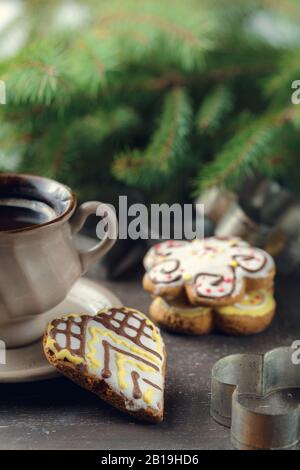 Tazza di caffè nero con albero di natale e biscotti di pan di zenzero, vista dall'alto Foto Stock