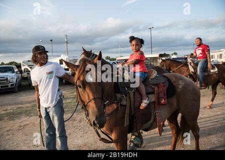 Giovani cowboy all'Okmulgee Invitational, il più antico rodeo afroamericano degli Stati Uniti. Okmulgee, Oklahoma. Foto Stock