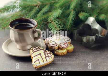 Tazza di caffè nero con albero di natale e biscotti di pan di zenzero, vista dall'alto Foto Stock