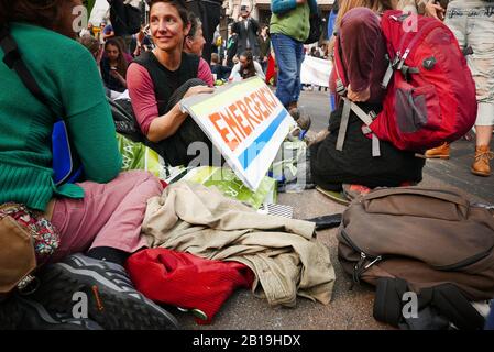 Estinzione Rebellion, Occupy London: Da lunedì 15 aprile 2019, la ribellione dell'estinzione ha organizzato dimostrazioni a Londra, concentrando la loro attenzione su Oxford Circus, Marble Arch, Waterloo Bridge e la zona intorno a Parliament Square. Gli attivisti hanno fissato una barca rosa che prende il nome dall'attivista dell'ambiente Honduran assassinato Berta Cáceres nel mezzo dell'incrocio occupato di Oxford Street e Regent Street (Oxford Circus) e si sono incollati ad essa e hanno anche creato diversi gazebo, piante e alberi in vaso, Un palco mobile e una rampa di skate mentre occupano anche Waterloo Bridge (Ref:Wikipedia). Foto Stock