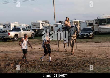 Giovani cowboy all'Okmulgee Invitational, il più antico rodeo afroamericano degli Stati Uniti. Okmulgee, Oklahoma. Foto Stock