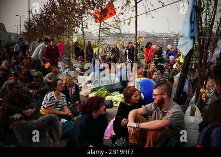 Estinzione Rebellion, Occupy London: Da lunedì 15 aprile 2019, la ribellione dell'estinzione ha organizzato dimostrazioni a Londra, concentrando la loro attenzione su Oxford Circus, Marble Arch, Waterloo Bridge e la zona intorno a Parliament Square. Gli attivisti hanno fissato una barca rosa che prende il nome dall'attivista dell'ambiente Honduran assassinato Berta Cáceres nel mezzo dell'incrocio occupato di Oxford Street e Regent Street (Oxford Circus) e si sono incollati ad essa e hanno anche creato diversi gazebo, piante e alberi in vaso, Un palco mobile e una rampa di skate mentre occupano anche Waterloo Bridge (Ref:Wikipedia). Foto Stock