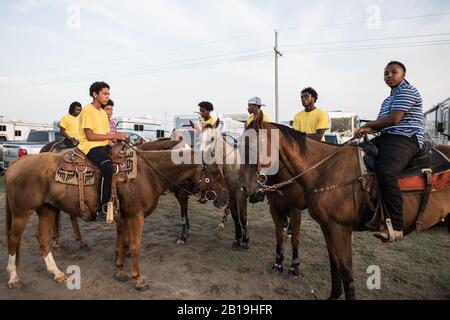 Giovani cowboy all'Okmulgee Invitational, il più antico rodeo afroamericano degli Stati Uniti. Okmulgee, Oklahoma. Foto Stock