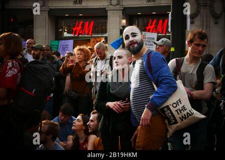 Estinzione Rebellion, Occupy London: Da lunedì 15 aprile 2019, la ribellione dell'estinzione ha organizzato dimostrazioni a Londra, concentrando la loro attenzione su Oxford Circus, Marble Arch, Waterloo Bridge e la zona intorno a Parliament Square. Gli attivisti hanno fissato una barca rosa che prende il nome dall'attivista dell'ambiente Honduran assassinato Berta Cáceres nel mezzo dell'incrocio occupato di Oxford Street e Regent Street (Oxford Circus) e si sono incollati ad essa e hanno anche creato diversi gazebo, piante e alberi in vaso, Un palco mobile e una rampa di skate mentre occupano anche Waterloo Bridge (Ref:Wikipedia). Foto Stock