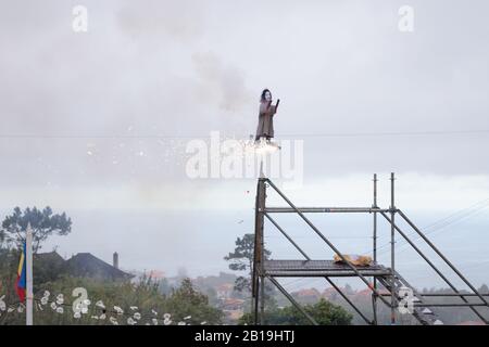 Santana, PORTOGALLO - FEBBRAIO 2020: I partecipanti alla 'Festa dos Compadres' danzanti nella parata di Santana, Isola di Madeira, Portogallo. Foto Stock
