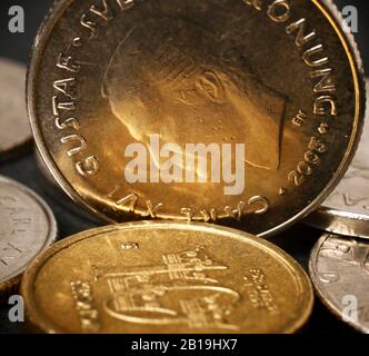 Monete svedesi con Carl XVI Gustaf con un titolo d'oro in primo piano. Foto Jeppe Gustafsson Foto Stock