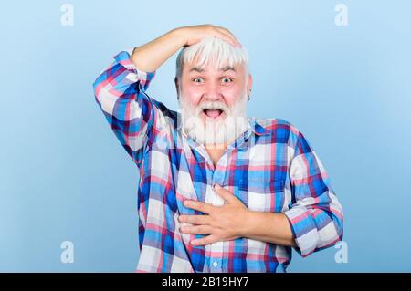 Perdita di capelli. Primi segni balding. Uomo che perde i capelli. Capelli artificiali. Calvizie maschile condizione genetica causata da fattori di varietà. Concetto di assistenza sanitaria. Anziani. Nonno con barba capelli grigi. Foto Stock