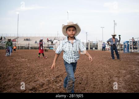 Giovani cowboy all'Okmulgee Invitational, il più antico rodeo afroamericano degli Stati Uniti. Okmulgee, Oklahoma. Foto Stock