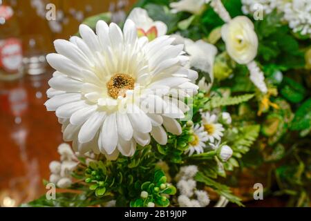 Ornamento con fiori bianchi e margherite. Calendula, gerbera, a margherita. Foto Stock