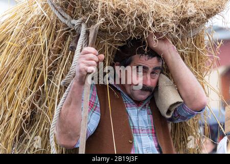 Santana, PORTOGALLO - FEBBRAIO 2020: I partecipanti alla 'Festa dos Compadres' danzanti nella parata di Santana, Isola di Madeira, Portogallo. Foto Stock