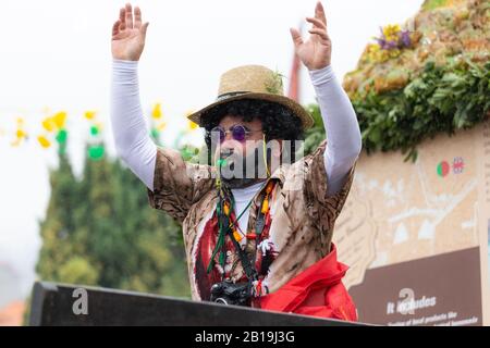Santana, PORTOGALLO - FEBBRAIO 2020: I partecipanti alla 'Festa dos Compadres' danzanti nella parata di Santana, Isola di Madeira, Portogallo. Foto Stock