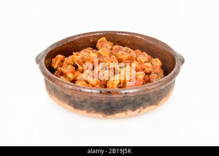 Stufato di carne con salsa di pomodoro in un recipiente di argilla Foto Stock