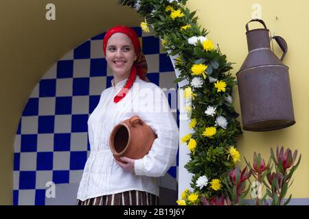 Santana, PORTOGALLO - FEBBRAIO 2020: I partecipanti alla 'Festa dos Compadres' danzanti nella parata di Santana, Isola di Madeira, Portogallo. Foto Stock