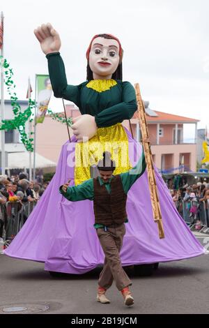 Santana, PORTOGALLO - FEBBRAIO 2020: I partecipanti alla 'Festa dos Compadres' danzanti nella parata di Santana, Isola di Madeira, Portogallo. Foto Stock