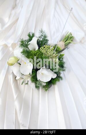 Bel bouquet di nozze con fiori di gigli di calla bianca. Zantedeschia aethiopica. Foto Stock