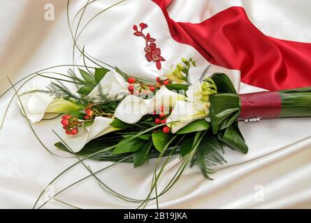 bel bouquet di nozze con fiori di gigli di calla bianca. Zantedeschia aethiopica. Foto Stock