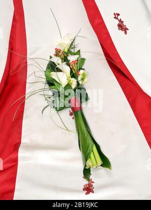 Bouquet di nozze con fiori di gigli di calla bianca. Zantedeschia aethiopica. Foto Stock