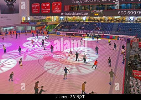 Pista di pattinaggio sul ghiaccio all'interno del Dubai Mall, uno dei più grandi centri commerciali del mondo, Dubai, Emirati Arabi Uniti, Medio Oriente, Asia Photo © fa Foto Stock