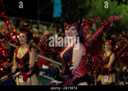 Funchal, PORTOGALLO - FEBBRAIO 2020: I partecipanti al Carnevale dell'isola di Madeira danzano nella parata della città di Funchal, isola di Madeira, Portogallo. Foto Stock