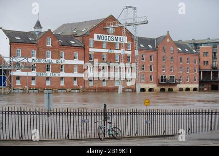 York, North Yorkshire, Inghilterra 22 Febbraio 2020. Queens Staith Road a York vicino al Woodsmill Quay Apartments sott'acqua a causa degli effetti combinati Delle Tempeste Ciara e Dennis. Foto Stock