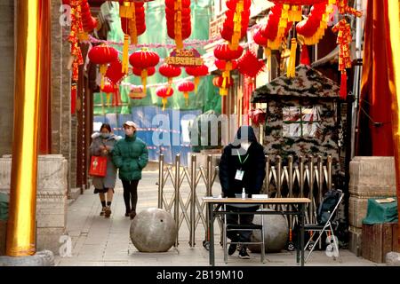 Pechino, Cina. 24th Feb, 2020. Una guardia di sicurezza cinese attende a un checkpoint che impedisce a chiunque di entrare nella zona senza un permesso adeguato a causa della minaccia del mortale coronavirus (Covid-19) che si sta diffondendo a Pechino lunedì 24 febbraio 2020. Il numero dei decessi è di oltre 2.600 persone e ha contagiato più di 79, 00 persone in 28 paesi. Foto di Stephen Shaver/UPI Credit: UPI/Alamy Live News Foto Stock