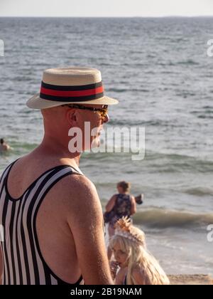 Caucasico medio invecchiato uomo indossando costume da bagno retrò a Bathers Beach Fremantle Western Australia. Foto Stock